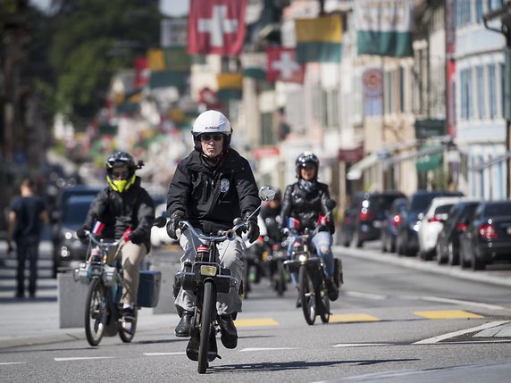 Des passionnés de vélosolex, les « K Boles du Solex », ont fait leur 8e tour du lac Leman en Solex samedi. © KEYSTONE/JEAN-CHRISTOPHE BOTT