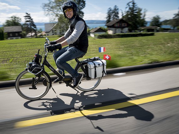 Les passionnés du vélosolex viennent de Suisse et de France. © KEYSTONE/JEAN-CHRISTOPHE BOTT