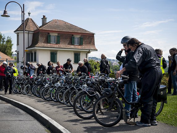 Les passionnés de Solex à St-Sulpice. © KEYSTONE/JEAN-CHRISTOPHE BOTT