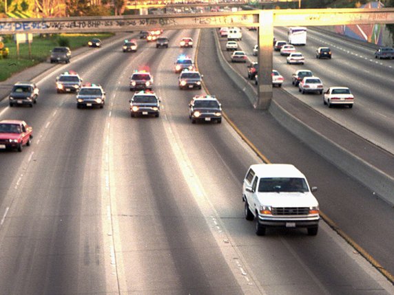 C'était le 17 juin 1994, la Ford Bronco blanche transportant O. J. Simpson, suivie par des voitures de police (archives) © KEYSTONE/AP/JOSEPH R. VILLARIN