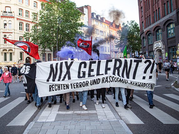 Environ 400 personnes ont protesté à Hambourg contre le meurtre de Walter Lübcke. © KEYSTONE/EPA/JONAS NOLDEN