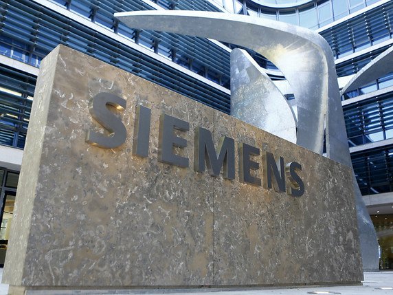 Cette restructuration de Siemens s'ajoute à des mesures déjà annoncées pour ce secteur, prévoyant la suppression de 7000 emplois et la fermeture de sites en Allemagne (archives). © KEYSTONE/AP/MATTHIAS SCHRADER