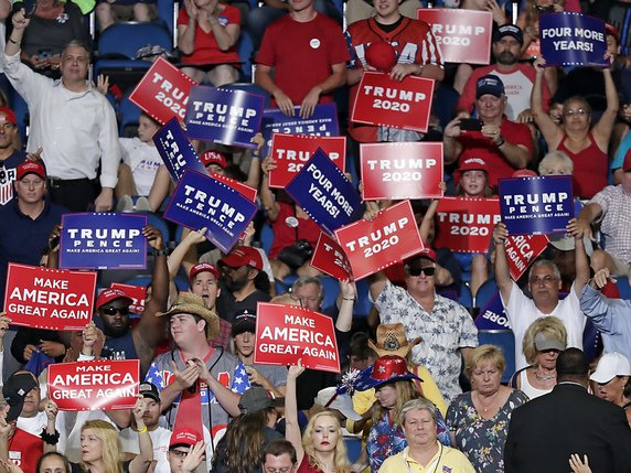 Donald Trump a lancé mardi en Floride sa campagne pour la présidentielle américaine de 2020 face à une marée de partisans armés de pancartes "Make America great again" (Rendre à l'Amérique sa grandeur). © KEYSTONE/AP/JOHN RAOUX