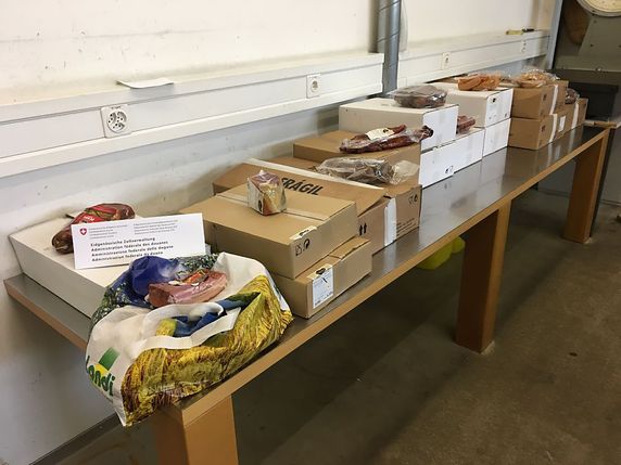 Près de Kreuzlingen (TG), les gardes-frontière ont mis la main sur plusieurs paquets renfermant 120 kg de viande et de produits carnés. © Administration fédérale des douanes