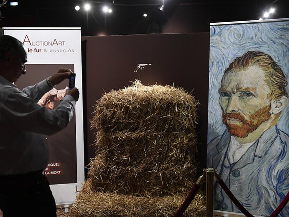 Le revolver de type Lefaucheux qui aurait servi à Van Gogh pour se blesser mortellement en 1890 dans un champ d'Auvers-sur-Oise a été adjugé au marteau au prix de 130'000 euros soit plus du double du haut de sa fourchette d'estimation (entre 40'000 et 60'000 euros). © KEYSTONE/EPA/JULIEN DE ROSA