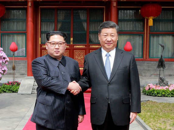 Le président chinois est en route pour la Corée du Nord. Ici, lors d'une précédente rencontre fin mars (archives). © KEYSTONE/AP KCNA via KNS