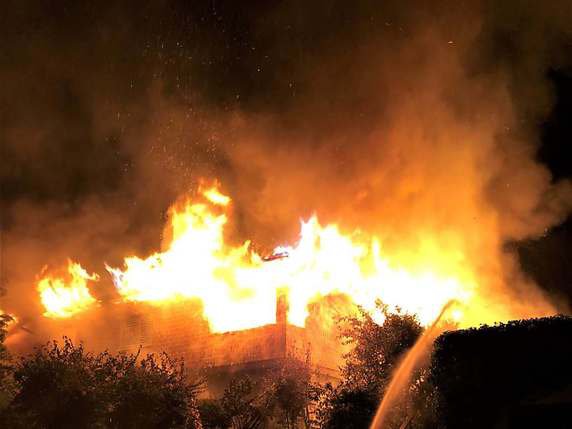 A l'arrivée des pompiers, la maison était en feu, rapporte la police cantonale saint-galloise. © Keystone/Police cantonale SG