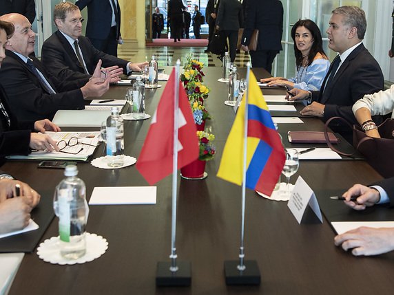Les présidents suisse et colombien Ueli Maurer Ivan Duque étaient chacun accompagné d'une délégation parmi laquelle on reconnaît Pascale Baeriswyl, du Département fédéral des affaires étrangères. © KEYSTONE/PETER SCHNEIDER