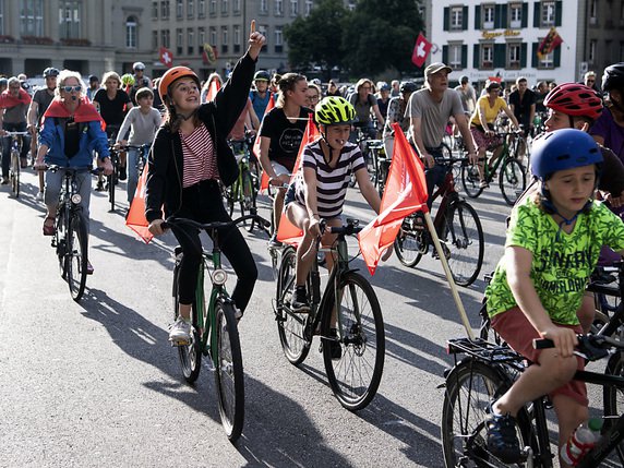 L'histoire ne dit pas si certains des manifestants participaient sur un vélo électrique. © KEYSTONE/PETER SCHNEIDER