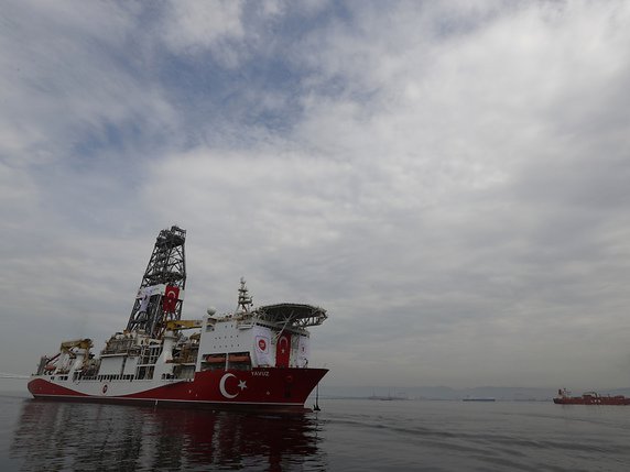 La Turquie a envoyé jeudi un deuxième navire au large de l'île de Chypre pour effectuer des forages que l'UE qualifie d'"illégaux". © KEYSTONE/AP/LEFTERIS PITARAKIS