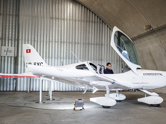 L'avion équipé d'un système de propulsion électrique conçu par H55 a été présenté vendredi matin à l'aéroport de Sion. © KEYSTONE/EPA KEYSTONE/VALENTIN FLAURAUD