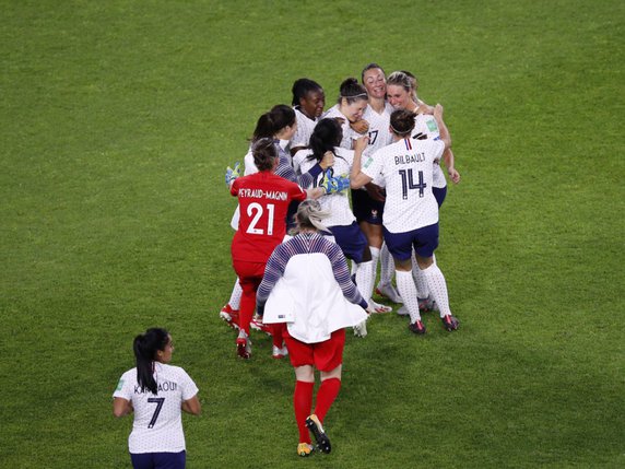 Les Françaises célèbrent leur qualification en quarts © KEYSTONE/AP/FRANCOIS MORI
