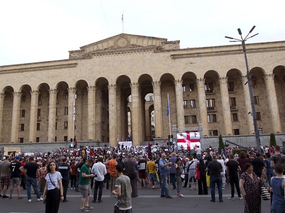 Des milliers de Géorgiens manifestent quotidiennement depuis jeudi dans la capitale du pays, Tbilissi (archives). © KEYSTONE/AP/SHAKH AIVAZOV