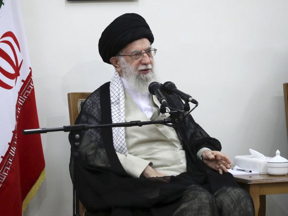 L'ayatollah Ali Khamenei est l'un des dirigeants iraniens visés par les nouvelles sanctions américaines (archives). © KEYSTONE/AP Office of the Iranian Supreme Leader