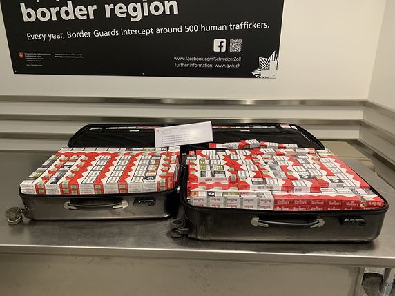 Un Letton transportait 26'800 cigarettes dans deux valises lorsqu'il a été contrôlé à l'aéroport de Zurich. © Administration fédérale des douanes