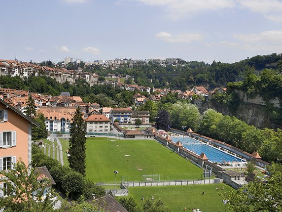La piscine de la Motta, à Fribourg, est située en basse ville (archives). © KEYSTONE/MARTIN RUETSCHI