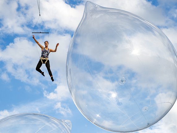 Dans la scène des Larmes, une acrobate fend les airs. © KEYSTONE/VALENTIN FLAURAUD