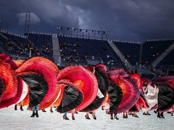 Après la troupe des Bourgeons, celle des effeuilleuses entre en scène. © KEYSTONE/VALENTIN FLAURAUD