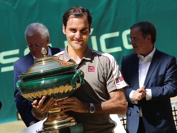 Roger Federer a profité de sa victoire à Halle pour dépasser Rafael Nadal © KEYSTONE/EPA/FOCKE STRANGMANN