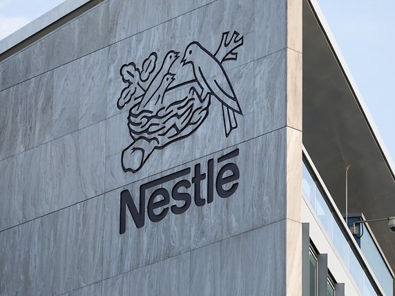 Nestlé a pris les devants en adoptant volontairement l'étiquetage qui semble s'imposer, dans la jungle des labels nutritionnels. (archive) © KEYSTONE/GAETAN BALLY