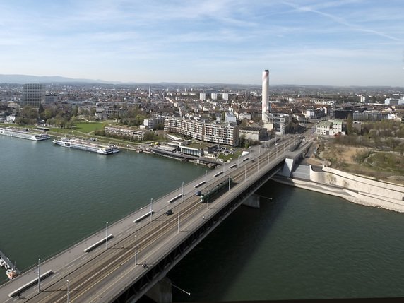 C'est au niveau du Pont des Trois-Roses (Dreirosenbrücke) qu'un inconnu a disparu dans le Rhin mercredi en fin d'après-midi à Bâle (Archives). © KEYSTONE/GEORGIOS KEFALAS