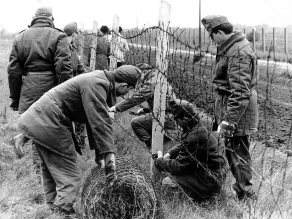 Les garde-frontières hongrois avaient commencé à démanteler le Rideau de fer le 2 mai 1989 (archives). © KEYSTONE/AP / KRONEN ZEITUNG/GINO MOLIN