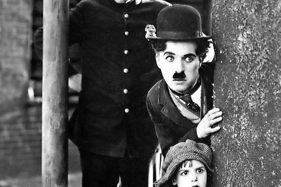 Charlot a été surveillé durant des années par les services secrets américains pour suspicion d’activités communistes.  © Charles Chaplin Productions/Le Kid, 1921