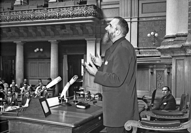 L’abbé Pierre, lors de la première assemblée mondiale d’Emmaüs, le 24 mai 1969 dans la salle du Conseil national, à Berne.  © Emmaüs International/Roger Dick/DR
