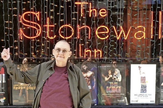 «Nous avons fait un grand chemin. Mais il en reste encore à faire», affirme Jay Toole devant le bar emblématique The Stonewall Inn à Greenwich Village, où la révolte a commencé.  © DR