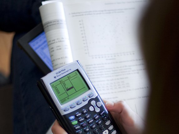 Des examens de mathématiques ont fuité lors du bac (examen de maturité) en France. Quatre personnes ont été mises en examen (image symbolique). © KEYSTONE/GAETAN BALLY