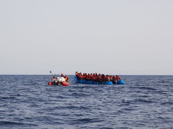 Le navire Alan Kurdi de l'ONG humanitaire allemande Sea-Eye a secouru vendredi 65 migrants au large de la Libye. Après avoir attendu au large de Lampedusa, il était dimanche en route pour Malte. © KEYSTONE/EPA SEA-EYE/FABIAN HEINZ / SEA-EYE HANDOUT