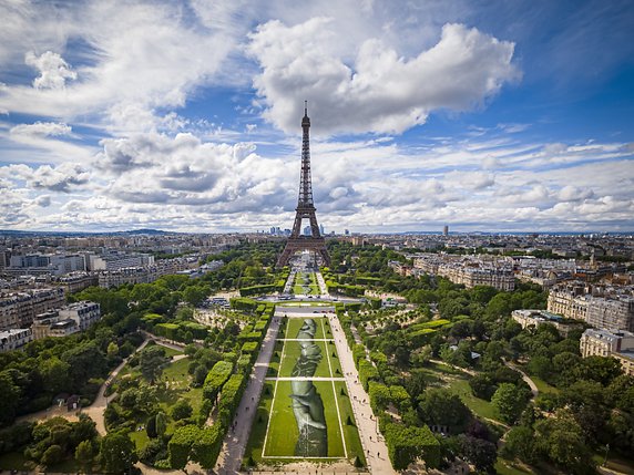 L'oeuvre "Beyond Walls" réalisée en juin dernier par Saype au pied de la Tour Eiffel à Paris à l'occasion de Journée internationale des réfugiés. © KEYSTONE/VALENTIN FLAURAUD