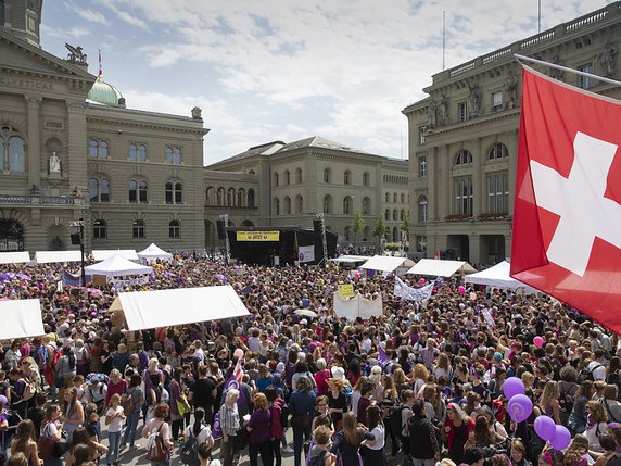 Quelques semaines après la grève des femmes en Suisse, Berne a fait partie de ceux qui ont porté une résolution votée jeudi à l'ONU pour une Journée internationale de l'égalité salariale (archives). © KEYSTONE/PETER KLAUNZER