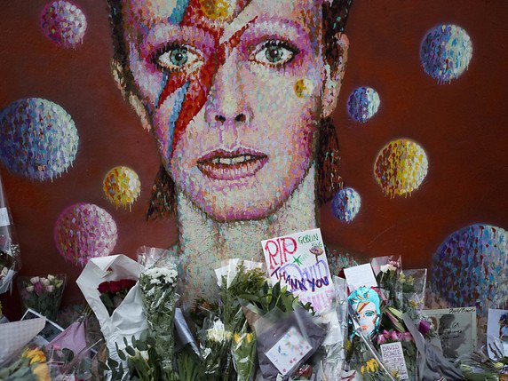L'artiste Jimmy C avait rendu hommage à David Bowie, disparu en 2016, avec la fresque ci-contre. Pour le cinquantième anniversaire de la sortie du single "Space Oddity", Mattel rend une autre forme d'hommage au chanteur culte en dévoilant une Barbie à son effigie (archives). © KEYSTONE/AP/MATT DUNHAM