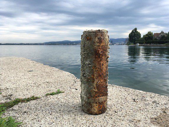 Cet obus datant de la Première Guerre mondiale a été découvert vendredi matin dans le lac de Zoug. © Police cantonale ZG