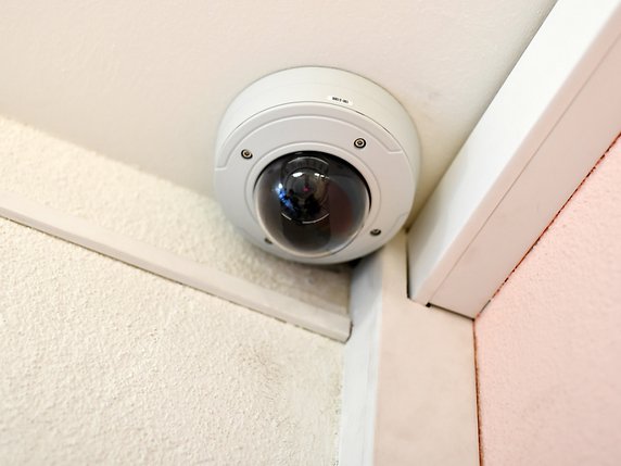 Les couloirs de l'immeuble sont surveillés en permanence grâce à des caméras. Les logements sont, en outre, contrôlés chaque jour par le personnel. © KEYSTONE/WALTER BIERI