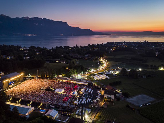 Pour la première fois, le Montreux Jazz a organisé un concert en plein air au stade de la Saussaz. © KEYSTONE/VALENTIN FLAURAUD