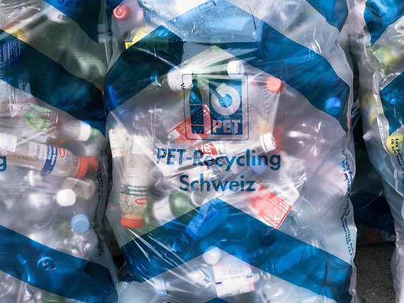 L'association PET Recycling souhaite installer des points de collecte du PET aux arrêts de transports publics les plus fréquentés (image symbolique). © KEYSTONE/CHRISTIAN BEUTLER