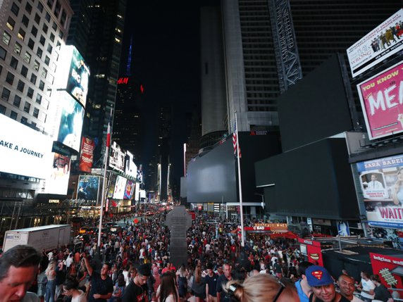 Les panneaux publicitaires géants de Times Square se sont éteints. © KEYSTONE/FR171676 AP/MICHAEL OWENS