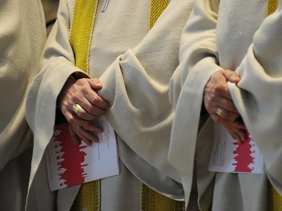 En cas d'abus, les évêques sont en première ligne pour traiter les plaintes et démarrer les enquêtes au sein de l'Eglise catholique (image symbolique). © KEYSTONE/STEFFEN SCHMIDT