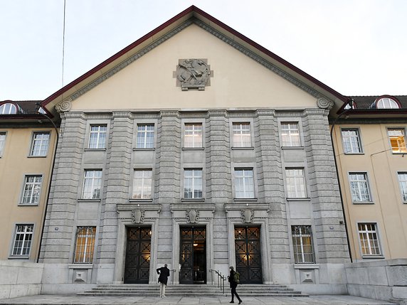 Le tribunal de district de Zurich a condamné un requérant d'asile à neuf ans de prison pour viol. Il est aussi expulsé de Suisse pour 15 ans (photo symbolique). © KEYSTONE/WALTER BIERI