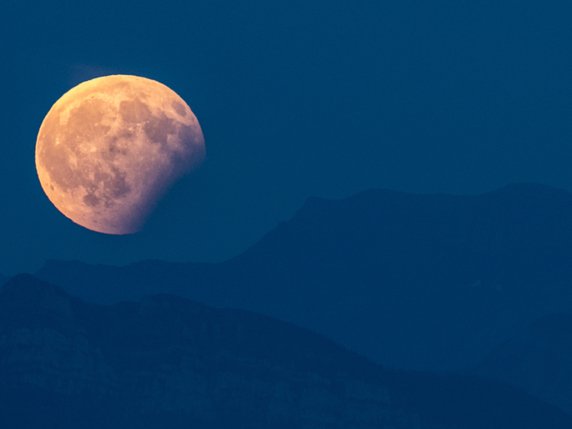 Cinquante ans jour pour jour après le lancement d'Apollo 11, la Lune offrira ce soir une éclipse partielle à une grande partie des Terriens (archives). © KEYSTONE/ANTHONY ANEX