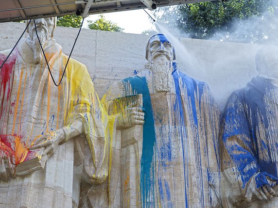 Les statues du Mur des Réformateurs étaient soumises à un grand décrassage, mardi matin. © KEYSTONE/SALVATORE DI NOLFI