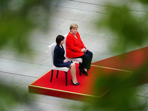 La chancelière allemande Angela Merkel  avec la la première ministre de Moldavie. © KEYSTONE/EPA/HAYOUNG JEON