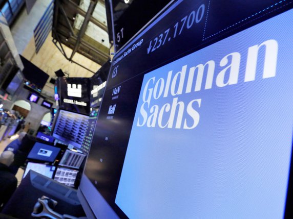 Goldman Sachs a vu ses résultats baisser au premier trimestre, mais moins que ce qu'escomptaient les analystes. Les recettes sont en recul tant dans la banque d'investissement (-8,9%) que dans le négoce de produits financiers (-2,6%), coeur de métier du groupe. (archives) © KEYSTONE/AP/RICHARD DREW