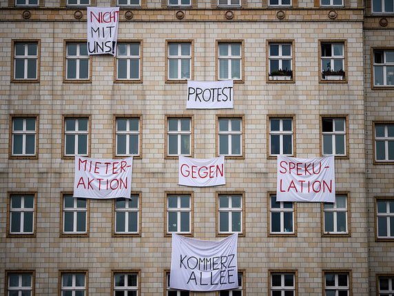 Les locataires de la Karl Marx Allee à Berlin s'étaient mobilisés depuis novembre contre la vente d'un tiers des appartements de l'avenue au groupe immobilier Deutsche Wohnen (archives). © KEYSTONE/EPA/CLEMENS BILAN