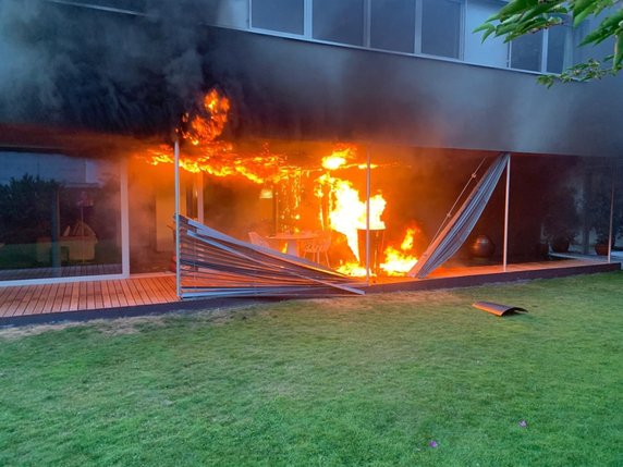 Les flammes du grill au gaz ont rapidement bouté le feu à la façade, puis à l'ensemble du rez-de-chaussée. © Police municipale de Coire