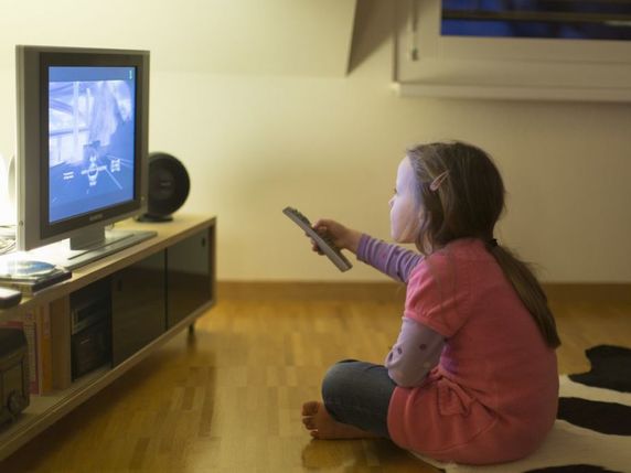 L'utilisation de la télévision est en recul en Suisse. La baisse est la plus nette chez les enfants et les jeunes adultes, sauf au Tessin (archives). © Keystone/GAETAN BALLY