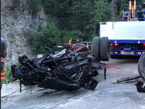Après la chute spectaculaire, l'épave du camion a été évacuée. © Police cantonale Uri