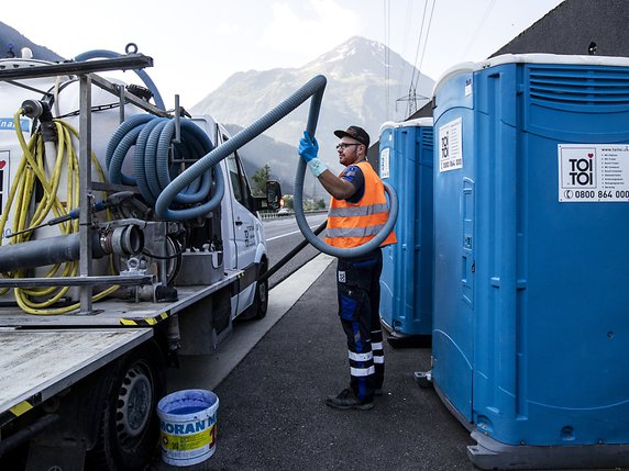 Opération de pompage: les toilettes le long de l'A2 ont une capacité de 300 litres. © KEYSTONE/ALEXANDRA WEY